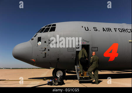 Flieger aus California Air National Guard 146. Airlift Wing an Bord einen C-130J Hercules Dyess Air Force Base, Texas für Start bis zur Schlacht Waldbrände in Texas, 18. April 2011 vorbereiten.  Der c-130 verfügt über modulare Airborne Feuerwehr-System-MAFFS, die in der Lage, Verzicht auf 3.000 Gallonen Wasser oder feuerhemmende in weniger als 5 Sekunden ist.  Die Waldbrände haben in verschiedenen Teilen von Texas verteilt und haben mehr als 1.000 Quadratmeilen Land gebrannt.   von Staff Sgt Eric Harris Stockfoto