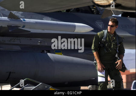 US Air Force Captain Jeff Osborne, f-16 Piloten, 79th Fighter Squadron, Shaw Air Force Base, S.C., Spaziergänge rund um ein f-16 Fighting Falcon während Green Flag West 11: 6 auf der Nellis Air Force Base, Nevada, 20. April 2011 zu inspizieren. Green Flag West repliziert unregelmäßige Kriegsführung Bedingungen derzeit in Südwestasien. Besatzungen arbeiten eng mit Luftwaffe gemeinsamen terminal Angriff Controller. Piloten trainieren für eine Mission wie Luftnahunterstützung und Luftaufklärung.  Senior Airman Brett Clashman Stockfoto