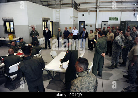 Flieger aus California Air National Guard 146. Airlift Wing, North Carolina Air National Guard 145. Airlift Wing und Wyoming Air National Guard 153. Airlift Wing und Mitglieder des US-Department of Agriculture, Forestry Service, führen ihre Morgen Briefing während Operationen auf der Dyess Air Force Base, Texas, 21. April 2011 zur Brandbekämpfung.  Die Flieger warten und betreiben der Airborne Brandbekämpfung Baukastensystem befindet sich an Bord einer c-130 Hercules ist in der Lage, Verzicht auf 3.000 Gallonen Wasser oder feuerhemmende in unter 5 Sekunden.  Die Waldbrände haben verteilt auf verschiedene Teile des T Stockfoto