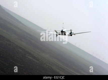 Ein US Department of Agriculture, Forstdienst, King Air führen Flugzeug Guides einen C-130J Hercules von 146. Airlift Wing während Operationen in der Nähe von Dyess Air Force Base, Texas, 22. April 2011 zur Brandbekämpfung. Die Blei-Flugzeuge führen das andere Flugzeug um sicherzustellen, dass die feuerhemmenden abgegeben wird, wo es nötig ist.  Waldbrände haben in verschiedenen Teilen von Texas verteilt und haben mehr als 1.000 Quadratmeilen Land gebrannt.  Staff Sgt Eric Harris Stockfoto