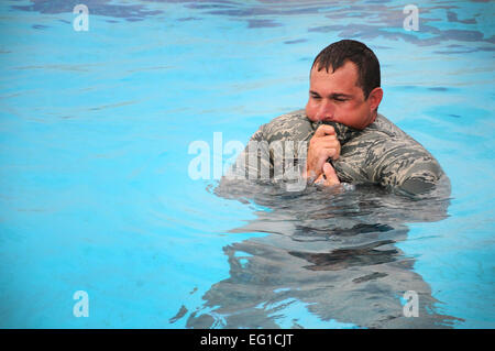 US Air Force Lieutenant Colonel Ronald Pieri bläst seine Bluse während Marine Bekämpfung Wasser Überlebenstraining auf einem Militärflugplatz im Südwesten Asien. Mitglieder der Feuerwehr es nahmen an der Ausbildung eine Bekämpfung Wasser überleben Zertifizierung erhalten. Pieri ist 386th Expeditionary Bauingenieur Staffelkapitän.  Senior Airman Cynthia Spalding Stockfoto