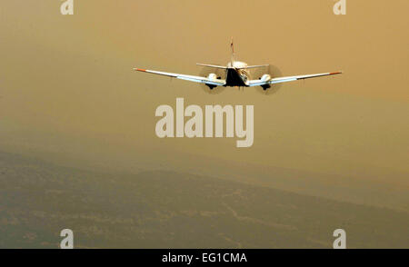 Ein US Department of Agriculture, Forest Service King Air führen Flugzeug Guides ein C-130J Hercules von 146 Airlift Wing während der Brandbekämpfung über dem Feuer Deaton Cole in Val Verde County, Texas, April 29. Die Führung Flugzeuge Anleitung Flugzeug um sicherzustellen, dass die feuerhemmenden abgegeben wird, wo es gebraucht wird. Waldbrände haben in verschiedenen Teilen von Texas verteilt und haben seit Januar mehr als 1,5 Millionen Hektar Land gebrannt.  Staff Sgt Eric Harris Stockfoto