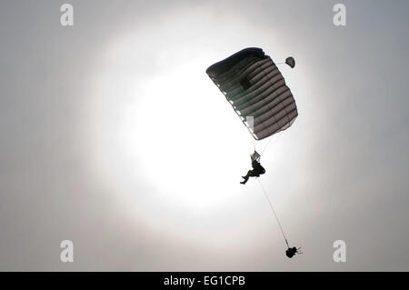 Ein US-Air Force Pararescueman Fallschirme in der Drop-Zone am Camp Atterbury, ind., 14. Juni 2011, während eine Präzision Heli. Die drei-Wochen-Kurs ebenfalls auf dem Kentucky Guard Luftwaffenstützpunkt in Louisville, Kentucky, Boden und Wasser zu springen Training in Selfridge, Michigan  Master Sergeant Phil Speck Stockfoto