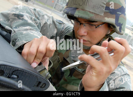 US Air Force Senior Airman Sai Singhar, einen technischen Assistenten zugewiesen zum 51. Bauingenieur-Geschwader, Osan Air Base, Republik Korea, legt eine Schlinge auf seine m-16 Gewehr. Flieger Singhar und 150 andere Flieger aus der 51. Bauingenieur-Geschwader nahmen an Prime BEEF training 22. Juni 2011. Prime BEEF Kräfte haben die notwendigen Führungs- und Kommunikation zu unterstützen Beddown, Feuerwehr, Rettungsdienste, Notfallmanagement, explosive Ordnance Entsorgung, zweckmäßige Konstruktion, explosive Reaktion auf Vorfälle, chemische, biologische, radiologische und nukleare Reaktion und andere spe Stockfoto