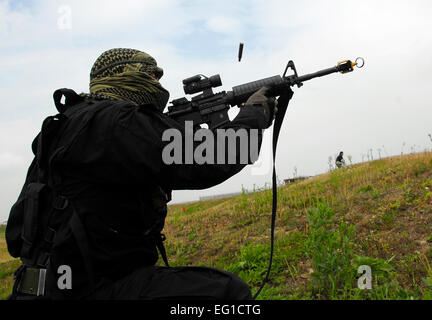 Opposition zwingt OPFOR Mitglied der US Air Force Airman 1st Class Destry Swadowski, ein Notfallmanagement-Techniker zugewiesen zum 51. Bauingenieur-Geschwader, Osan Air Base, Republik Korea, feuert Rohlinge aus dem m-4 Gewehr gegen einen Konvoi von Humvees 22. Juni 2011. Rund 150 Flieger aus der 51. Bauingenieur-Geschwader beteiligte sich an Prime BEEF Training.  Senior Master Sergeant Paul Holcomb Stockfoto