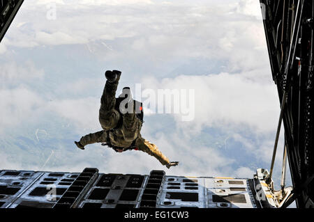 Ein Alaska Air National Guard Pararescueman führt einen Höhen-Sprung aus einer c-130 Hercules Küstenwache während einer Trainingsmission über gemeinsame Basis Elmendorf-Richardson, Alaska.  Airman 1.Klasse Jack Sanders Stockfoto