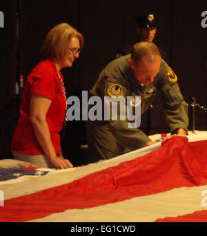 US Air Force General Donald Hoffman, der Air Force Materiel Command AFMC Kommandant, näht einen Stich in die Nationalflagge von 9/11 während einer Zeremonie im National Museum der US Luftwaffe vor dem AFMC Freiheit nennen Tattoo am 24. Juni 2011. Die Flagge war fliegen in der Nähe des World Trade Center in New York City am 11. September 2001, und war alles nur Destoryed durch die Terroranschläge. Es ist auf einer 50-Staaten-Tour zurück zusammen genäht wird. Stiche werden von Militärangehörigen, Veteranen, Ersthelfer und viele Community Service Helden hinzugefügt. Der Ohio-Patch, um die Flagge kam aus eine Flag-flo Stockfoto