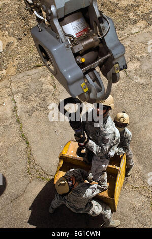 US Air Force Staff Sgt. Jeremy Lowe legt einen 11.000-Pfund-Block auf eine Army National Guard CH-47 Chinook-Hubschrauber während techn. Sgts. Joshua Tully und Joshua Ramos Sicherheit Beobachtung 28. Juni 2011, während der Ausbildung an der Senator Harry Reid Bereitschaft und Schulungszentrum in Ihrer Nähe statt, Nev bieten. Alle drei Unteroffiziere werden die 820th RED HORSE-Geschwader zugewiesen.  Senior Airman Brett Clashman Stockfoto