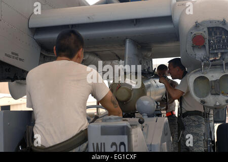 Flieger mit der 354. Aircraft Maintenance Unit Last ein CBU-89 auf eine a-10 US Air Force Streumunition Flugzeugtyp während einer Belastung-Crew-Wettbewerb auf der Davis-Monthan Air Force Base, Arizona Flug Linie 8. Juli 2011. Mannschaften aus der 354th, 357, 358th laden AMUs wetteiferten um den Titel Last Crew des zweiten Quartals für die Basis.  Airman 1st Class Timothy D. Moore Stockfoto