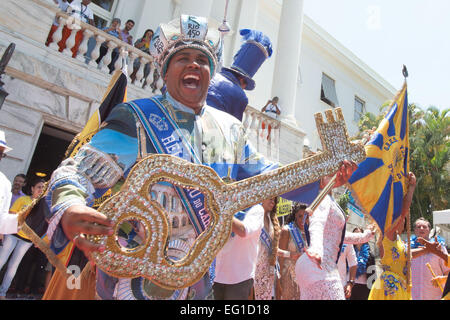 Rio De Janeiro, Brasilien. 13. Februar 2015. "König Momo" Wilson Neto zeigt den zeremoniellen Schlüssel von Rio De Janeiro im Rahmen der offiziellen Eröffnungsfeier von Rio De Janeiro 2015 Karneval im City Palace in Rio De Janeiro, Brasilien, 13. Februar 2015. © Xu Zijian/Xinhua/Alamy Live-Nachrichten Stockfoto