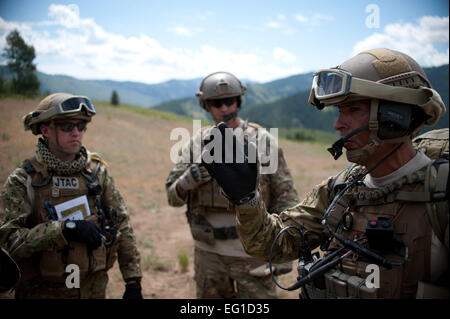 US Air Force gemeinsame Terminal Angriff Controller aus der 124. Air Support Operations Squadron aus Boise, Idaho, bereiten Sie einen US-Armee CH-47 Chinook-Hubschrauber 13. Juli 2011, während der Operation Mountain Fury, montieren Sie das Geschwader offiziellen jährlichen Übung findet in diesem Jahr in Idaho Sawtooth National Forest.  Staff Sgt Robert Barney Stockfoto