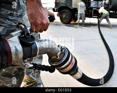 US Air Force Piloten aus der 340. Expeditionary Aircraft Maintenance Unit und der 379th Expeditionary Logistik Bereitschaft Geschwader zurückziehen einer Betankung Schlauch nach Betankung Ausrüstung in Südwestasien am 31. Juli 2011.  Senior Airman Paul Labbe Stockfoto