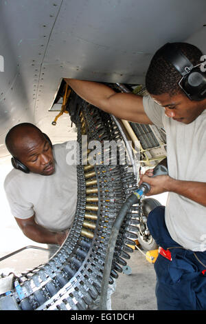 US Air Force Staff Sgt Marcus Wilson, links, und Flieger 1. Klasse Vertram George, rechts, beide aus der 67. Aircraft Maintenance Unit hochladen Runden in einer US-Air Force f-15 Eagle Kämpfer Flugzeuge Pistole Trommel 10. August 2011, während Beverly High 11-6, eine lokale Einsatzbereitschaft Übung LORE auf der Kadena Air Base, Japan. Die LORE ermöglicht Kadena Flieger Fähigkeiten benötigt bei normalen und Kontingenz zu schärfen.  Generalmajor John Jacobus Stockfoto