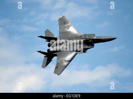 Ein Kampfflugzeug der US Air Force F-15E Strike Eagle steigt über die Start-und Landebahn auf Offutt Air Force Base, Nebraska, der F-15E Fähigkeiten an der 2011 Verteidiger der Freiheit Tag der offenen Tür und Air Show am 27. August 2011 präsentiert. Die F-15E ist ein Doppel-Rolle-Kämpfer mit zwei Crew-Mitglieder, ein Pilot und ein Offizier der Waffensysteme, Luft-Luft- und Luft-Boden-Missionen durchführen.  Josh Plueger Stockfoto