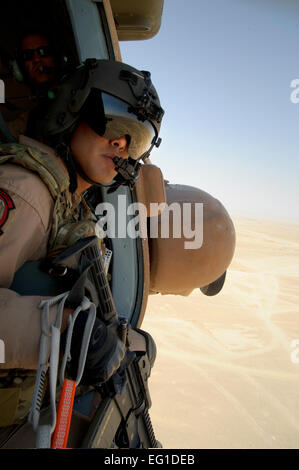 US Air Force Tech Sergeant Jonathan Cosca, eine Antenne Schütze mit der 444th Air Expeditionary Advisory Squadron, scannt seine Umgebung während des Fluges in einem afghanischen nationalen Armee Luftwaffe Mi-17 Hubschrauber über Shindand Air Base, Afghanistan, 29. August 2011. US-Piloten waren mit afghanischen Soldaten in beratender Funktion tätig.  Staff Sgt Matthew Smith Stockfoto