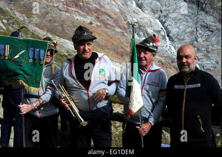 Erfahrene Mitglieder der alpinen Infanterie versammeln sich vor der italienischen Gedenkfeier für die b-17 der Aguille des Glaciers, 3 September, Courmayeur, Italien.  Mitglieder der alpinen Infanterie waren die ersten, die b-17-Wrack im Jahr 1947 zu finden.  Oberstleutnant Rebecca Sonkiss, Kommandant, 15 Airlift Squadron und 12 weitere gemeinsame Basis Charleston nahmen an zwei Gedenkveranstaltungen für die Besatzung der b-17 #43-39388 in Courmayeur, Italien und Bourg Saint Maurice am 3. September und 4..   Die b-17-Mannschaft wurde von der 15. Truppentransporter-Geschwader, das ist nun die 15. as  Würdenträger und f Stockfoto