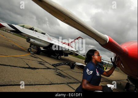 US Air Force Staff Sgt Tacota LeMuel, die Thunderbird 7 gewidmet Crewchief wischt sich Thunderbird 7, ein Flugzeug der Air Force f-16 Fighting Falcon, während die Cleveland National Air Show am Cleveland Hopkins Airport in Cleveland am 5. September 2011.  Staff Sgt Larry E. Reid Jr. Stockfoto