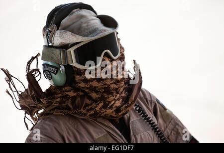 Techn. Sgt Andrew Briggs, einem Loadmaster zur 737th Expeditionary Airlift Squadron versetzt, schützt den Kopf vor intensive Wärme, die von den Motoren von einer c-130 Hercules während ein Motor läuft auf-Last/Offload auf Al Asad Air Base, Irak am 7. September 2011. Briggs ist auf ein aero medizinische Evakuierung-Mission, die im Al Asad Pick-up Patienten eingestellt. Master Sergeant Jeffrey Allen Stockfoto