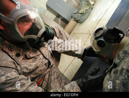 US Air Force Lieutenant Colonel Jeff George, ein 931st Operations Group-Geheimdienst-Offizier, legt eine Gasmaske auf einem simulierten Unfall während selbst-Hilfe- und Kumpel Betreuung Schulung für 931st Luft tanken Gruppe Flieger am 9. September 2011, während einer Übung Einsatzbereitschaft McConnell Air Force Base, kan ca. 60 Air Force Reserve Flieger nahmen an der Übung.  Senior Airman Maria A. Ruiz Stockfoto