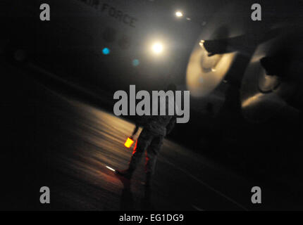 Ein US-Flieger zugeordnet 621st Kontingenz Antwort Flügel führt eine c-130 Hercules-Flugzeuge auf einer Rampe während eines gemeinsamen operativen Zugang Trainings JOAX bei Mackall Army Airfield, N.C., 12. September 2011. Ein JOAX ist eine gemeinsame Airdrop-Übung zur Verstärkung der Dienst Zusammenhalt zwischen US-Armee und Luftwaffe Personal, so dass beide Dienste Gelegenheit richtig schweren Großgeräten und Bewegung der Truppen.  Staff Sgt Quinton Russ Stockfoto