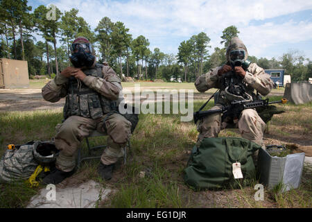 US Air Force Airman 1st Class Justin Polk, 23. Civil Engineer Squadron Augmentee, links, und Flieger 1. Klasse Jirah Petty vom 23. Sicherheit Kräfte Geschwader don ihre Gasmasken bei einem simulierten Angriff 16. August 2011, während der Teilnahme an einer Phase II Übung Einsatzbereitschaft Erz zu Moody Air Force Base, Georgia. Während das Erz trainiert Flieger auf die Wahrnehmung ihrer Aufgaben, während die übrigen zuständigen bei chemischen und biologischen Angriffen.  Staff Sgt Joshua J. Garcia Stockfoto