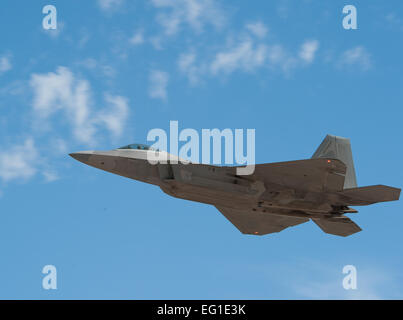 Ein Kampfflugzeug der US Air Force f-22 Raptor fliegt auf der Holloman Air Force Base in Nm, 21. September 2011, auf einen Ausfall der Ausbildung. Vier Raptors waren als Holloman Premiere ins Leben gerufen, das Flugzeug in den Himmel zurückkehren.  Die Rückkehr zum Flug der f-22 sorgt für Luftüberlegenheit für Kampfkommandanten auf der ganzen Welt.  Senior Airman DeAndre Curtiss Stockfoto