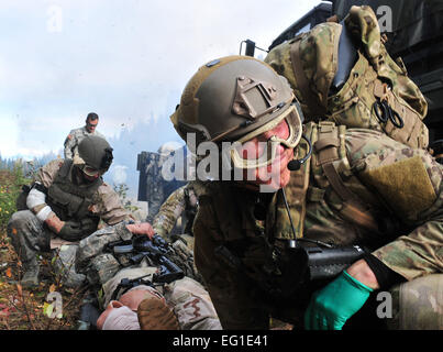 US Air Force Staff Sgt BIll Cenna, ein 212th Rescue Squadron Pararescueman, bereitet sich ein Patient auf einen Wurf zu bewegen, während ein Hubschrauber der US Air Force HH - 60G Pavehawk während des Trainings auf gemeinsamer Basis Elmendorf-Richardson, Alaska, 21. September 2011 landet. Die Ausbildung konzentriert sich auf schnellen Versorgung unter Feuer und auch angebotenen Ausbildung zum Baker Company, 3rd Platoon, 509. Infanterie Regiment Airborne, auf wie reagieren wenn Pararescuemen ankommen.  Staff Sgt Zachary Wolf Stockfoto