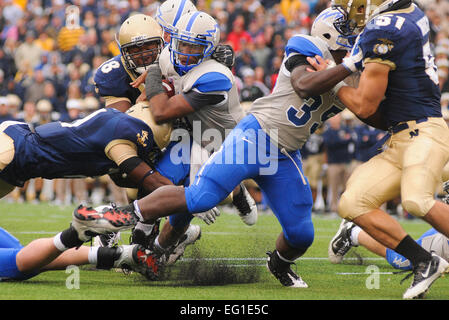 Air Force Academy Quarterback Tim Jefferson stürmt auf die End Zone während der Verlängerung der Akademie 35-34 Sieg 1. Oktober 2011. an der US Naval Academy. Staff Sgt Russ Scalf Stockfoto