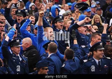 Fans von Fußball-Team der US Air Force Academy Feiern siegreichen Spielstand gegen die Marineakademie in Annapolis, MD. 1. Oktober 2009 Jack Stephens Feld. Die Falcons gewann das Spiel 35-34 in der Overtime. Staff Sgt Russ Scalf Stockfoto
