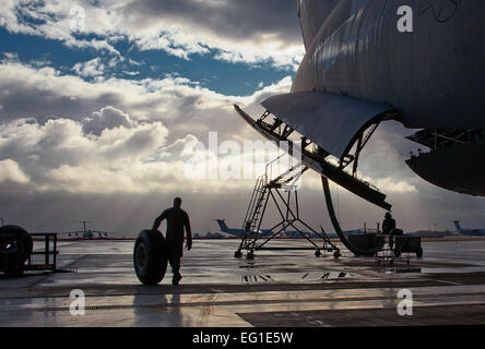 Senior Airman Justin Evans, Crewchief mit der 60. Aircraft Maintenance Squadron, rollt eine gebrauchte c-5 Galaxy Radreifen und Montage zur Sammelstelle nach seiner Entfernung aus und Flugzeuge 6. Oktober 2011 auf Travis Air Force Base, Kalifornien Die Installation Flotte wird bald eine weltweite Welle der c-5 Flugzeuge gehören. Der Anstieg zwischen 17.-21. Okt. stattfinden soll bringt 18 Aktivaufgabe und 23 Air National Guard und Air Force Reserve Command Crews und 41 Flugzeuge der Gesamt-Force c-5 Galaxy, Fracht und Passagiere zur Unterstützung Kampfkommandanten rund um den Globus zu bewegen. US Air Force Stockfoto