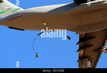 Flieger aus dem 820th RED HORSE Luft Flug Fallschirm in einer Drop-Zone von einem Frachtflugzeug Luftwaffe c-17 Globemaster III 15. Oktober 2011, Nellis Air Force Base, Nevada RED HORSE und 6. Combat Training Squadron Flieger durchführen Airdrop Missionen, um auf dem Laufenden über Schulungen und Zertifizierungen, wodurch sie Sprung Missionen ausführen und betreiben eigene Drop-Zones.  Staff Sgt Taylor Worley Stockfoto