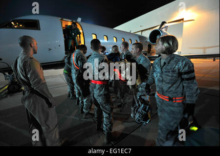 Flieger aus der 86th Aeromedical Evakuierung-Geschwader und ein Critical Care Air Transport-Team aus Landstuhl Regional Medical Center laden einen verwundeten libyschen Kämpfer in eine zivile Flugzeug für den Transport zu einem deutschen Krankenhaus 29. Oktober 2011, auf der Ramstein Air Base, Deutschland. Auf Antrag des Department of State und unter der Regie von Secretary Of Defense, US Africa Command unterstützt USA und internationalen humanitären Hilfsaktionen in Libyen. Insbesondere transportiert das US-Militär, vier Verletzte Libyer für Behandlung in medizinischen Einrichtungen in Europa und 28 volens in der Vereinigten St. Stockfoto