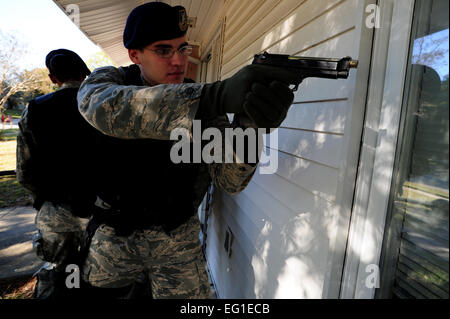 Ein US-Air Force Sicherheitskräfte Mitglied führt ein Stapel vor Verletzung eine Tür im Nahkampf CQB Kampftraining, die 1. November 2011, bereitet sich auf die gemeinsame Basis Charleston, SC CQB Ausbildung Sicherheit zwingt Mitglieder Griff Geiselnahmen oder eine Bedrohung im Nahbereich.   Staff Sgt Nicole Mickle Stockfoto
