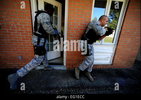 US Air Force Staff Sgt Nathaniel Williams, zur 628th Sicherheit Kräfte Squadron versetzt, Kämpfe gegen Verstöße gegen eine Tür während Senior Airman Jonathan Garrett, auch von den 628th SFS während Armbanduhr hautnah training 1. November 2011, auf gemeinsame Basis-Charleston, S.C.   Staff Sgt Nicole Mickle Stockfoto