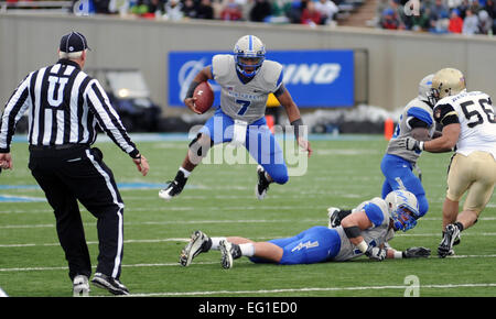 Air Force Academy Falcons Quarterback Tim Jefferson springt über eines seiner Linemen während der Air Force-Army Spiel im Falcon Stadium, 5. November 2011. Jefferson fertig mit 66 Yards auf 20 Schilf mit zwei Touchdowns. Die Falcons erzielte 21 Punkte im dritten Quartal auf dem Weg zu einem 24-14 Sieg über die schwarzen Ritter und ihre zweite aufeinander folgende Commander-in-Chief der Trophäe.  Techn. Sgt Raymond Hoy Stockfoto