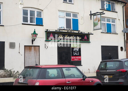 Mit Brettern vernagelt geschlossenen Castle Inn Pub zum Verkauf in Shrewsbury, Shropshire, England, UK Stockfoto