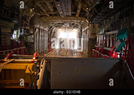 Paletten Fracht Ausfahrt aus der Rückseite des Flugzeuges Luftwaffe C-130J Hercules Cargo, 7. November 2011. Ein Fallschirm ist jede Palette ermöglicht die Dünndruckausgabe Ladung wiederhergestellt werden unbeschädigt durch Bodentruppen die Lieferungen benötigen beigefügt.  Senior Airman Corey Hook Stockfoto