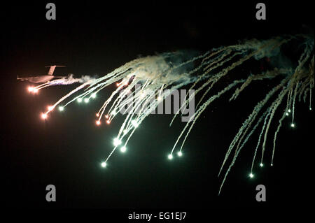 Ein Frachtflugzeug der US Air Force C-17A Globemaster III führt ausweichend Gegenmaßnahmen durch die Einführung von Fackeln während einer Mobilität Luftwaffen Übung 16. November 2011, über die Nevada Test und Training. Der US-Air Force Weapons School hält MAFEX zweimal im Jahr, um die Fähigkeit des C-17A Globemaster III und c-130 Hercules Besatzungen von Air Force Basen auf der ganzen Welt zu testen.  Senior Airman Brett Clashman Stockfoto