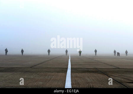 US Air Force Piloten aus der 86th Wartung Geschwader führen einen Fremdkörper Fremdkörper Sweep auf Ramstein Air Base, Deutschland, 21. November 2011. Das Gerät führt FOD fegt dreimal pro Woche um zu verhindern, dass Objekte Flugzeuge Motorschäden verursachen.  Airman Brea Miller Stockfoto