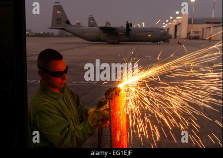 US Air Force Staff Sgt Daniel Kay schneidet Diamant-Stahlblech mit einer Autogen-Taschenlampe auf Ramstein Air Base, Deutschland, 22. November 2011. Kay ist ein Flugzeug Metalle Technologie Handwerker zum 86. Wartung Geschwader zugewiesen.  Senior Airman Stephen J. Otero Stockfoto