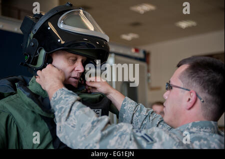 Generalleutnant Frank Gorenc, 3. Luftwaffe Kommandant richtig, bekommt in eine explosive Ordnance Entsorgung Bombe Anzug von Airman geschnallt 1. Klasse Wesley McCranie, 39. Civil Engineer Squadron EOD Mitglied, 23. November 2011, bei Incirlik Air Base, Türkei. Gorenc besucht Incirlik mit Flieger zu treffen und die Mission hautnah zu beobachten.  Senior Airman Anthony Sanchelli Stockfoto