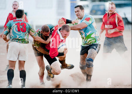 US Air Force Senior Airman John Caruthers, ein Mitglied des Rugby-Teams kombiniert Joint Task Force Horn von Afrika von den Mitgliedern der französischen Streitkräfte Dschibuti in einem Freundschaftsspiel in Djibouti, Djibouti, 12. Januar 2012 in Angriff genommen wird. Die CJTF-HOA-Kader war eine Kombination aus US- und britische Militärangehörige und spielte ihre erste match im Team.  Staff Sgt Jonathan Steffen Stockfoto