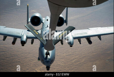 Ein U. S. Air Force Boom Operator tankt mit der 340. Expeditionary Air Refueling Squadron, ein US Air Force a-10 Thunderbolt II Schlachtflugzeuge 28. Januar 2012, in Südwestasien. Eine drei-Flieger-Crew vor kurzem von der 171. Air Refueling Wing aus Pittsburgh, Pennsylvania, mit der Pennsylvania Air National Guard eingesetzt.  Staff Sgt Sara Csurilla Stockfoto