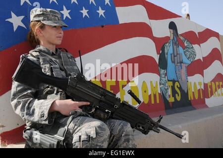 US Air Force Senior Airman Cari Brooks, ein Mitglied der Sicherheit zwingt Geschwader für die 386th Air Expeditionary Wing, gegen eine Wand ruht, bevor sie ausgeht, um der Umfang der Basis an einem unbekannten Ort im Südwesten Asien 30. Januar 2012 zu patrouillieren. Brooks und die Sicherheit Kräfte Staffel patrouillieren routinemäßig Basisumfang schauen auf verdächtige Aktivitäten und Gewährleistung der Sicherheit von Anlagen und Personal.  Staff Sgt James liegt Stockfoto