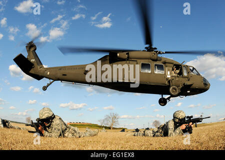 US Air Force Piloten zur 169. Sicherheit Kräfte Squadron versetzt in McEntire Joint National Guard Base, S.C., reagieren auf Bedrohungen der Sicherheit zu einem Flugzeug während des gemeinsamen Trainings Betrieb Rita 2. Februar 2012. Sicherheit Kräfte Mitglieder wurden zu einem Ziel in der Nähe die behauptete Wirkung ihrer Aufklärungsmission beginnen mit South Carolina Army National Guard UH-60 Black Hawks transportiert. Betrieb Rita wurde durchgeführt, um die Sicherheitskräfte betonen, die Abgeordneten vertraut mit Heeresflieger sowie Be- und Entladen von aktiven Hubschrauber sein müssen.  Techn. Sgt. Caycee Cook Stockfoto