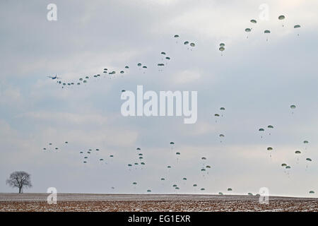 Eine US Luftwaffe C-130J Super Hercules, zugeordnet zum 37. Airlift Squadron AS auf der Ramstein Air Base, Deutschland, führt eine Masse Airdrop von Fallschirmjägern aus den USA  Armee der 173rd Airborne Brigade Combat Team, aus Vicenza, Italien, 10. Februar 2012. Mehr als 300 Fallschirmjäger fielen um Gedenken an 70 Jahre Kampf Luftbrücke Fähigkeiten für die 37. as.  Airman 1st Class Holly Cook Stockfoto