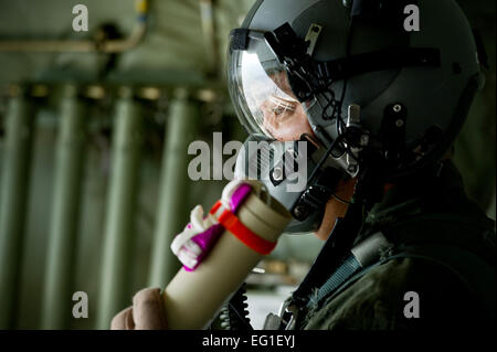 US Air Force Master Sergeant Malcolm Mercado, 40. Airlift Squadron Last Meister, bereitet sich auf eine Wind-Sonde aus einer C-130J Hercules-Transportflugzeuge Dyess Air Force Base, Texas 23. Februar 2012, bewerfen. Dieser Wind Sonde Gerät, Teil der gemeinsamen Präzision Luft-Drop-System wird in großen Höhen über eine Drop-Zone, den Wind vor einer tatsächlichen Ladung Tropfen so dass Besatzungen, Ladung an Sicherheitsabstände vor feindlichem Feuer zu messen freigegeben.  Staff Sgt Jonathan Snyder Stockfoto