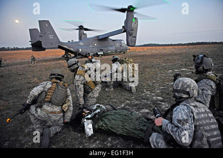 US Air Force Piloten warten, bis ein simuliertes Flugzeug Absturz Opfer auf eine CV-22 Osprey Tiltrotor laden, die Flugzeuge im Hurlburt Field 7 März während der Smaragd Warrior 2012 ausüben, Florida Emerald Krieger ist eine jährliche zweiwöchige Gelenk/kombinierter taktische Übung gesponsert von U.S. Special Operations Command. Die Übung soll Lehren, die aus dem operativen Geschäft des Irak und Enduring Freedom ausgebildet und bereit für zwingt zum Kampfkommandanten zu nutzen.  Techn. Sgt. Charles Larkin Sr. Stockfoto