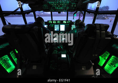 Gehen Sie US Air Force Oberstleutnant Joshua Olson, die 37th Airlift Squadron AS Kommandant und Capt Marci Walton, 37. als Fluglehrer, durch die Pre-Flight Checklist in das Flugdeck von einer C-130J Hercules Frachtflugzeugen auf der Ramstein Air Base, Deutschland, 16. März 2012. 37. AS absolvierte eine einwöchiges Airdrop-Übung mit einem 10-Bundle Container-Bereitstellung-System in einer Drop-Zone in der Nähe von Grafenwöhr, Deutschland.  Staff Sgt Chris Willis Stockfoto