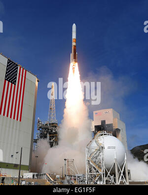 Ein United Launch Alliance Delta IV Medium+ 5,2 startet von der Vandenberg Air Force Base, Kalifornien, 3. April 2012. Der Start war das Department of Defense erste Trägerrakete Delta IV Medium mit einem 5 Meter Nutzlast Verkleidung und zwei solide Raketenmotoren konfiguriert.  Rodney Jones Stockfoto